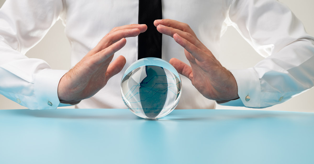 Business Analytics representado com uma bola de cristal vista por uma pessoa, porém, com um gráfico de dados dentro dela