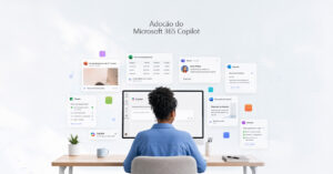 Mulher trabalhando em um computador visualizando o ecossistema de adoção do Microsoft 365 Copilot, com janelas flutuantes do Teams, Excel, Word e Outlook demonstrando tarefas automatizadas por IA.